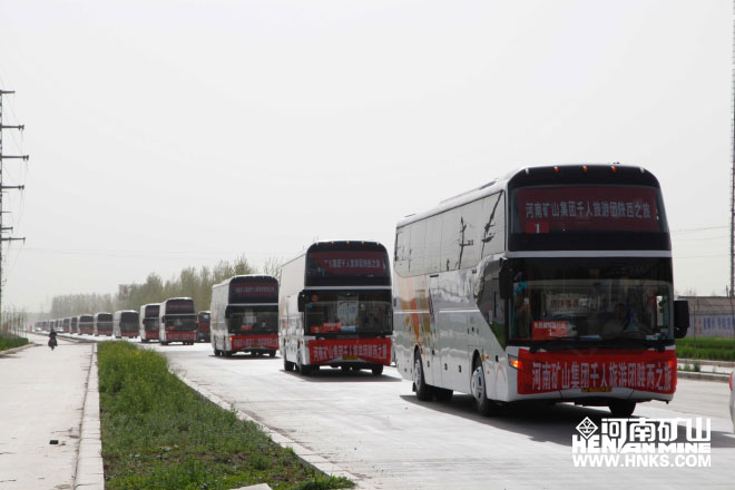 行進(jìn)中的車隊(duì)，浩浩蕩蕩，蔚為壯觀.jpg
