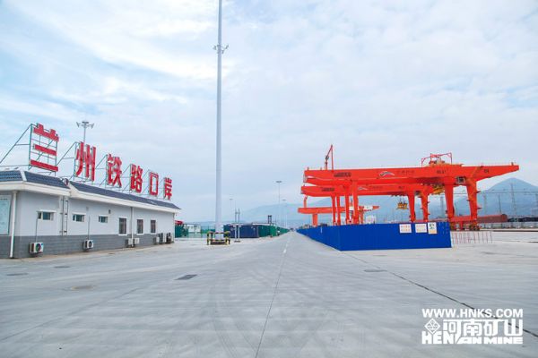 為蘭州國際港務(wù)區(qū)制造的自動化集裝箱起重機(jī)正式投入使用